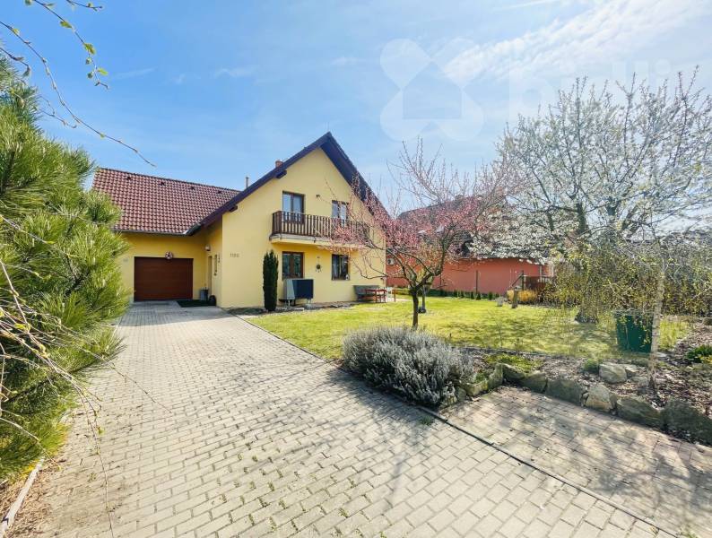 POHLED PŘÍJEZDOVÁ CESTA