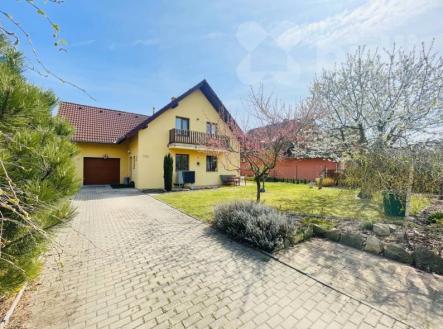 POHLED PŘÍJEZDOVÁ CESTA | Prodej - dům/vila, 208 m²