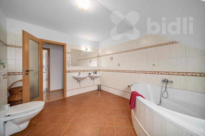 Rodinný dům 6+kk (280 m&#178;) s garáží a zahradou- Libčany u Hradce Králové