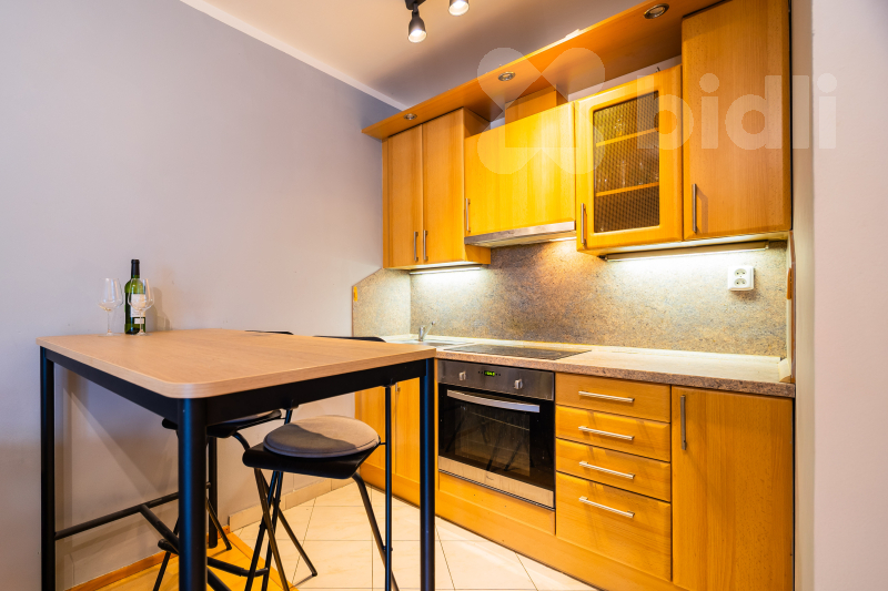 Moderní byt 1+kk s parkovacím stáním na prodej - skvělá investice nebo startovací bydlení!