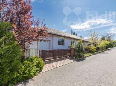Krásný rodinný dům 5+kk se dvěma koupelnami a bazénem, pozemek 984m2, Zbuzany | Prodej - dům/vila, 190 m²