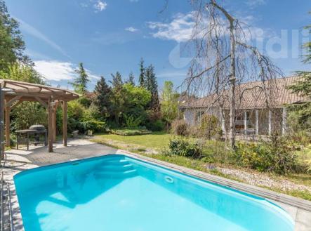Krásný rodinný dům 5+kk se dvěma koupelnami a bazénem, pozemek 984m2, Zbuzany | Prodej - dům/vila, 190 m²