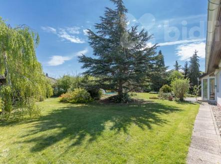 Krásný rodinný dům 5+kk se dvěma koupelnami a bazénem, pozemek 984m2, Zbuzany | Prodej - dům/vila, 190 m²
