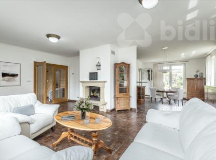 Krásný rodinný dům 5+kk se dvěma koupelnami a bazénem, pozemek 984m2, Zbuzany | Prodej - dům/vila, 190 m²