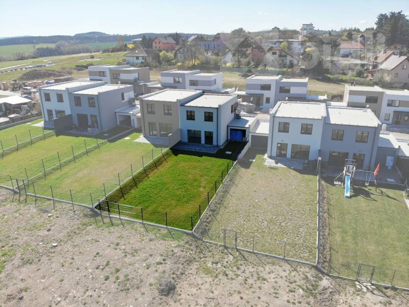 Na prodej: Řadový rodinný dům 5+kk s pozemkem 408 m2 - Hořovice, okres Beroun
