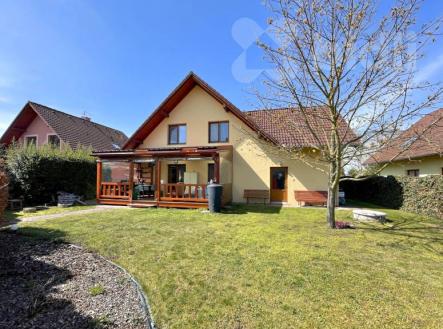 POHLED ZEZADU ZE ZAHRADY | Pronájem - dům/vila, 208 m²