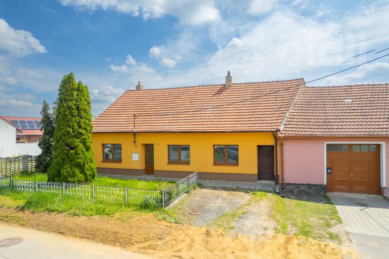 Rodinný dům, ZP 186 m2, CP 828 m2, obec Ivaň, Brno - venkov