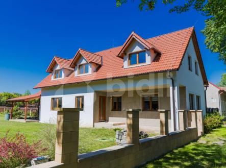 Prodej rodinného domu (186 m&#178;) s pozemkem (2202 m&#178) v malebné obci u Nymburka | Prodej - dům/vila, 183 m²