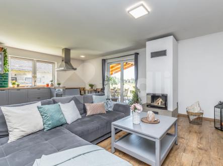 Prodej rodinného domu (186 m&#178;) s pozemkem (2202 m&#178) v malebné obci u Nymburka | Prodej - dům/vila, 183 m²