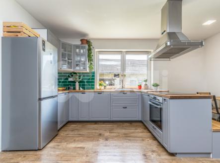 Prodej rodinného domu (186 m&#178;) s pozemkem (2202 m&#178) v malebné obci u Nymburka | Prodej - dům/vila, 183 m²