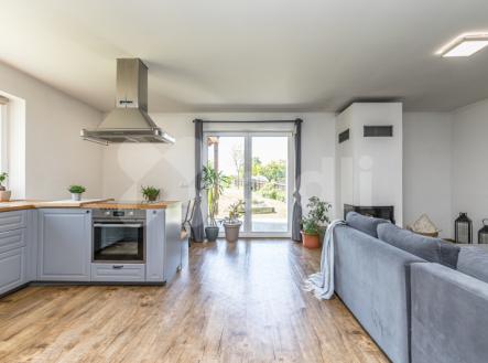 Prodej rodinného domu (186 m&#178;) s pozemkem (2202 m&#178) v malebné obci u Nymburka | Prodej - dům/vila, 183 m²