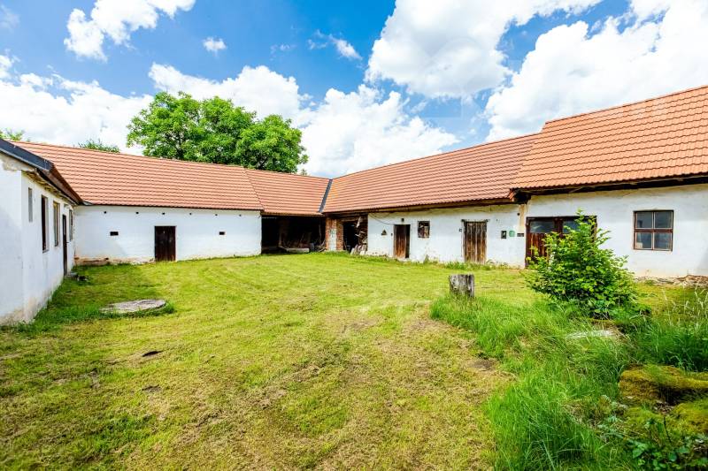 Uzavřené venkovské stavení u Třeboně