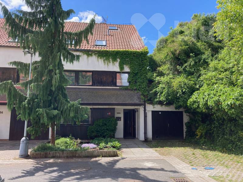 Prodej řadového rodinného domu 5+1 se zahradou, pozemek 253m2,Hostivice, Haklova