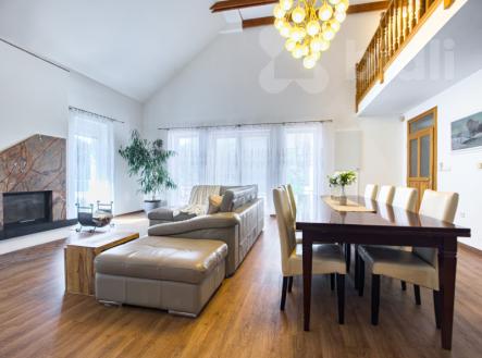 Prodej domu 353 m2, pozemek 1746 m2, K. Hynka Máchy Pečky | Prodej - dům/vila, 353 m²