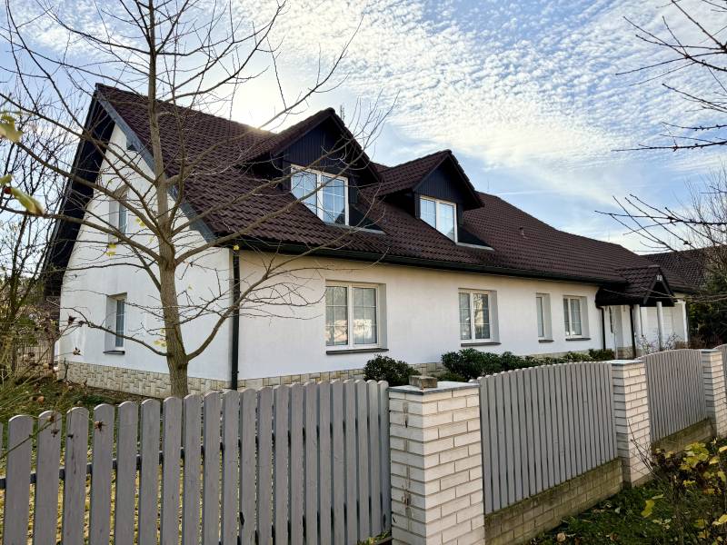 Prodej domu 353 m2, pozemek 1746 m2, K. Hynka Máchy Pečky