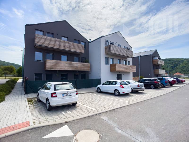Prodej bytu 2kk 73m2 se zahrádkou 27m2 a 2 parkovací stání