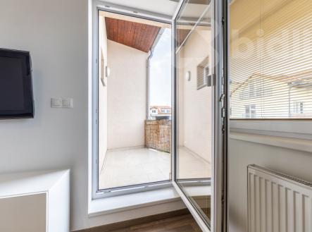 Pronájem bytu 1+kk (30 m&#178;) s lodžií v Přezleticích | Pronájem bytu, 1+kk, 30 m²