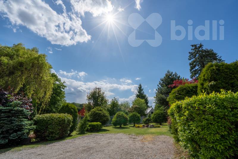 Elegantní rodinný dům uprostřed přírody s moderními technologiemi v Kamenici Ládví