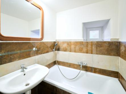Prodej ideální 1/2 bytového domu, 2x  2+1 , 60m2, pozemek 635 m2 | Prodej - dům/vila, 285 m²