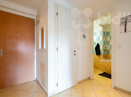 Krásný slunný byt 2+kk s balkonem,  garáží a sklepem, nedaleko Vyšehradu | Prodej bytu, 2+kk, 57 m²
