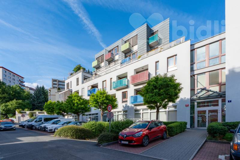 Krásný slunný byt 2+kk s balkonem, garáží a sklepem, nedaleko Vyšehradu