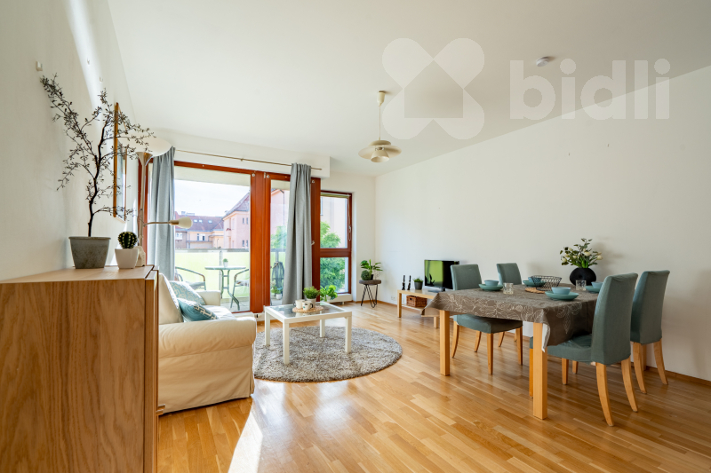 Krásný slunný byt 2+kk s balkonem,  garáží a sklepem, nedaleko Vyšehradu