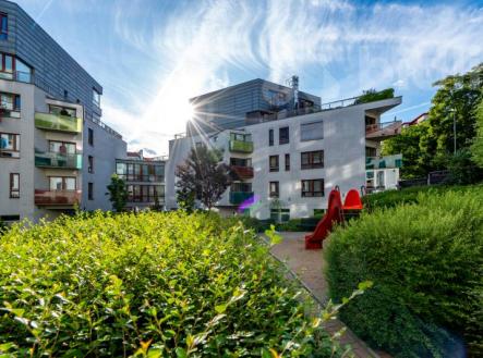 Krásný slunný byt 2+kk s balkonem,  garáží a sklepem, nedaleko Vyšehradu | Prodej bytu, 2+kk, 57 m²