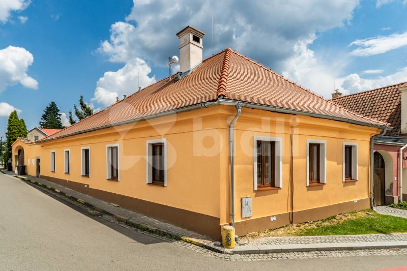 Jedinečná příležitost k bydlení v rodinném domě na náměstí v Pyšelích