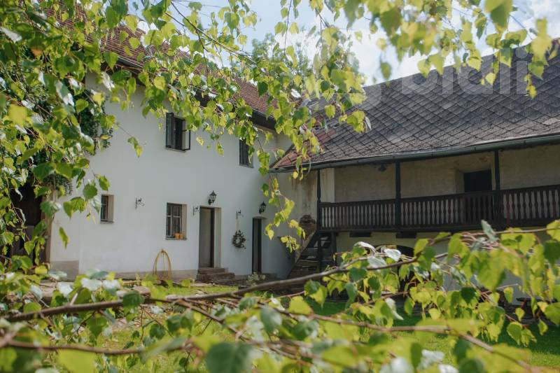 Romantická usedlost na Šumavě - luxusní venkovské sídlo s investičním potenciálem