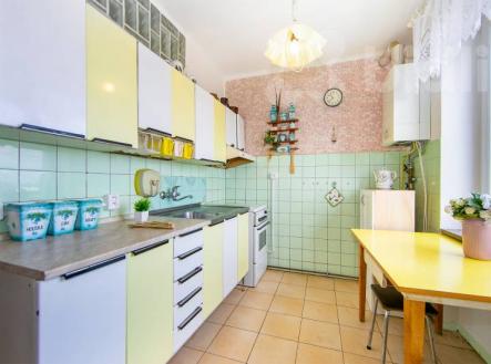 Prodej prostorného družstevního bytu 4+1 s garáží a výhledem na Plzeň a Radyni | Prodej bytu, 4+1, 86 m²