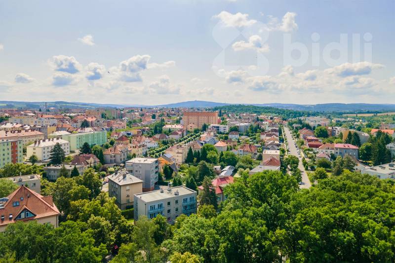 Prodej prostorného družstevního bytu 4+1 s garáží a výhledem na Plzeň a Radyni