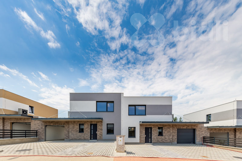Moderní novostavba 5+kk s pozemkem 499 m2 - ideální pro rodinu, Hořovice