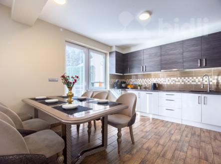 byt 4+KK v rodinném domě s garáží a zahradou, Popovičky | Prodej bytu, 4+kk, 166 m²
