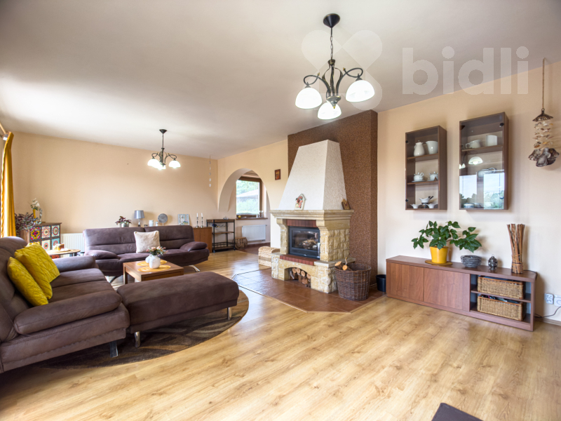 Prostorný rodinný dům 6+1 se zahradou a garáží - Kvíčovice