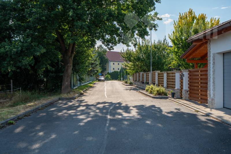 Prodej Stavebního pozemku 1.216 m2; s kompletními inženýrskými sítěmi v Dolní Lukavici