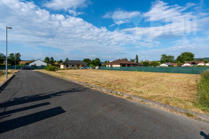 Koupit stavební pozemek 1.216 m2 s kompletními inženýrskými sítěmi