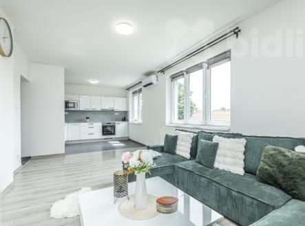 Byt 3+kk po rekonstrukci, s klimatizací, sklepem a dvojgaráží, Budihostice | Prodej bytu, 3+kk, 73 m²