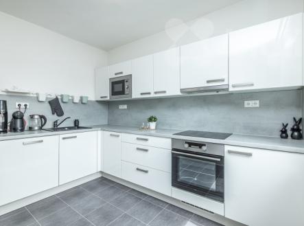 Byt 3+kk po rekonstrukci, s klimatizací, sklepem a dvojgaráží, Budihostice | Prodej bytu, 3+kk, 73 m²