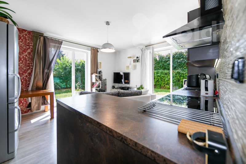 Prodej moderního družstevního bytu 3+kk (62 m&#178;) s předzahrádkou, garážovým stáním a komorou