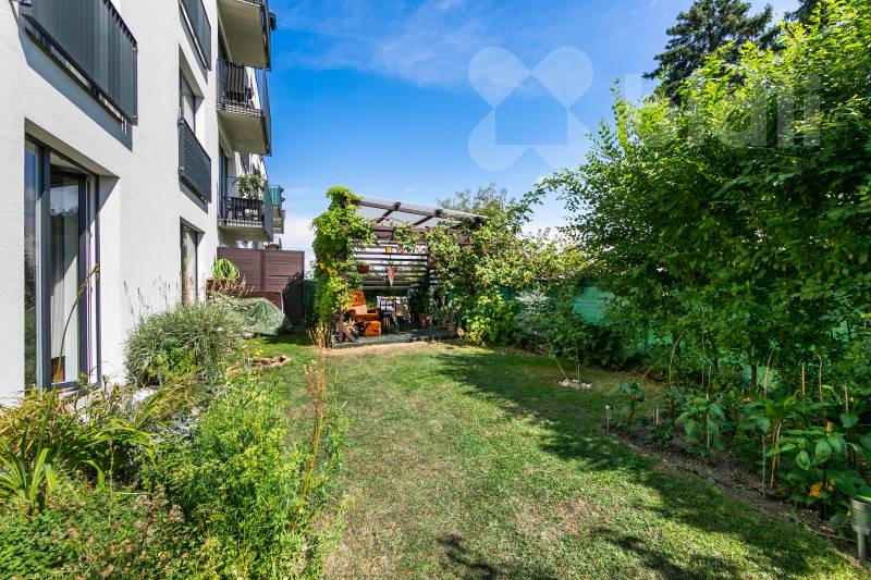 Prodej moderního družstevního bytu 3+kk (62 m2) s předzahrádkou, garážovým stáním a komorou