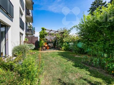Prodej moderního družstevního bytu 3+kk (62 m2) s předzahrádkou, garážovým stáním a komorou | Prodej bytu, 3+kk, 62 m²