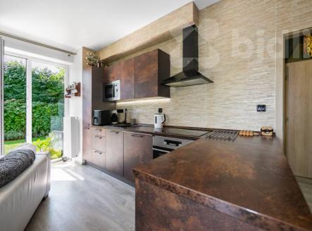 Prodej moderního družstevního bytu 3+kk (62 m2) s předzahrádkou, garážovým stáním a komorou | Prodej bytu, 3+kk, 62 m²