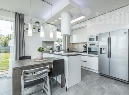 Novostavba 5+kk s garáží a pozemkem 519 m2, Komorní Hrádek | Prodej - dům/vila, 115 m²