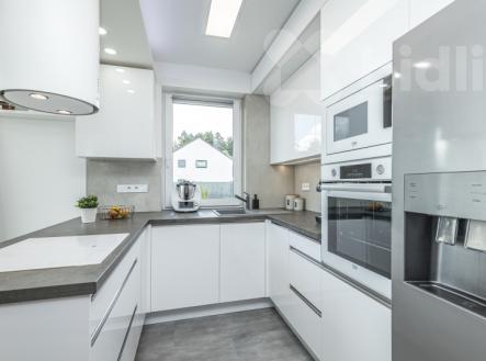 Novostavba 5+kk s garáží a pozemkem 519 m2, Komorní Hrádek | Prodej - dům/vila, 115 m²