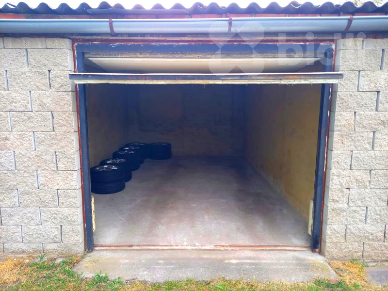 Prodej garáže, 19 m2, OV, Kněževes, ul. Štrosova