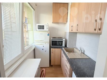 Pronájem garsoniéry o velikosti 27 m2 + zasklená lodžie 5 m2 + sklep 1 m2 | Pronájem bytu, garsoniéra, 25 m²