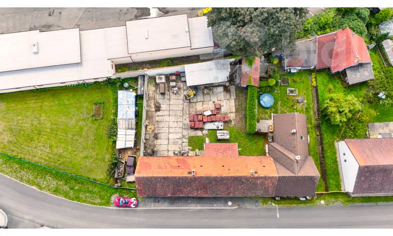 Rodinný dům s uzavřeným dvorem - ideální pro klidné bydlení i podnikání