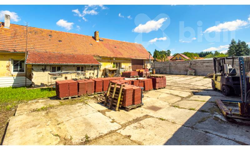 Rodinný dům s uzavřeným dvorem - ideální pro klidné bydlení i podnikání - Opařany