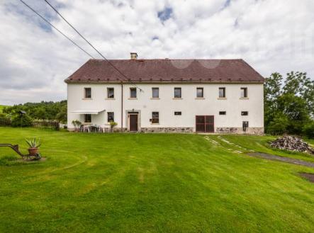 Prodej rodinného domu 310 m2 se stodolou 330m2 a zahradou 4 685 m2 v obci Valkeřice | Prodej - dům/vila, 310 m²