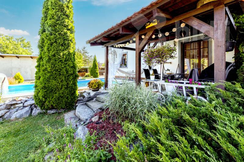 Krásná vilka 5+kk s bazénem, Poříčany